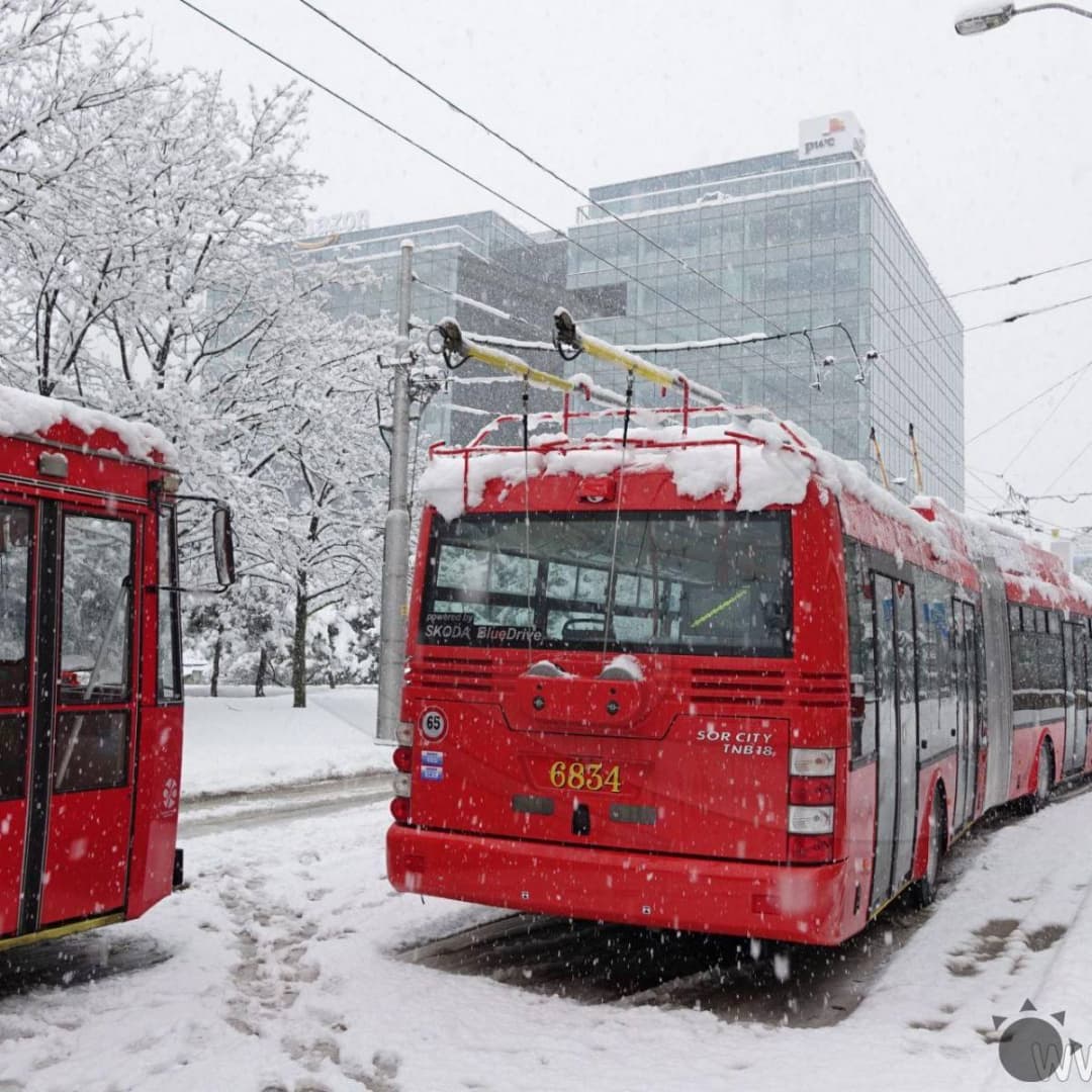 Alig kezdett el havazni, máris kezdett összeomlani a közlekedés Pozsonyban