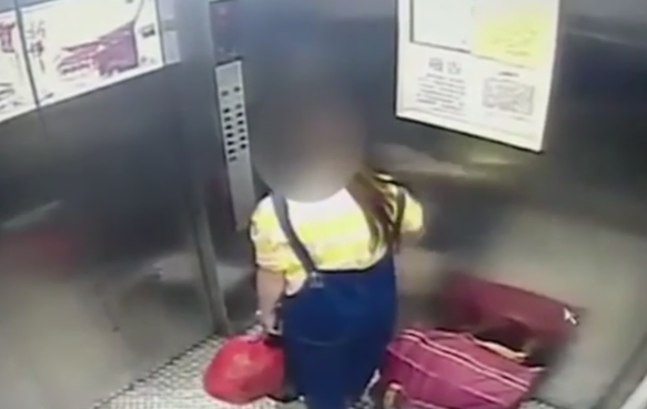 A szeméttel együtt dobta ki kisbabáját a 15 éves anyuka (videó)