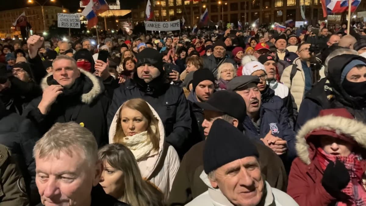 Amerikaiak, tűnés haza! - üvöltözte Pozsonyban a szlovák exkormányfő (VIDEÓ)