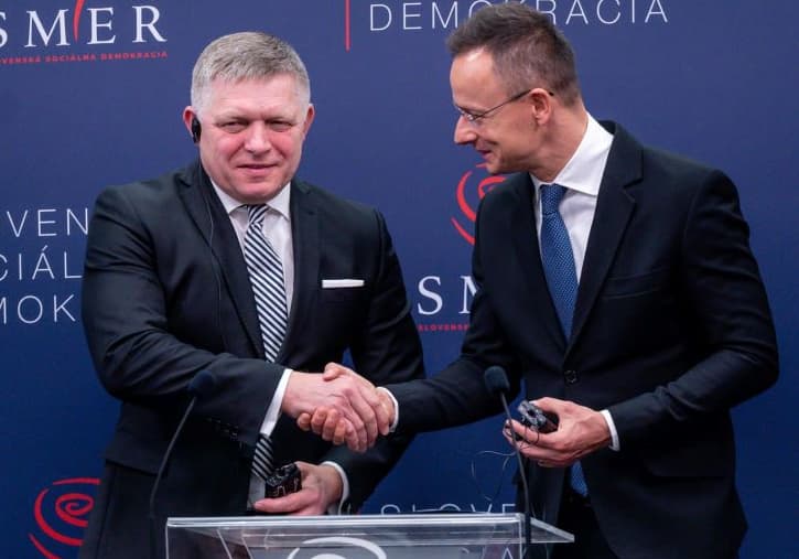 SaS: Szijjártó Péter önként vállalta, hogy Robert Fico szóvivője lesz - a párt szerint szoros a szövetség a Fidesz és a Smer között