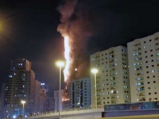 Kiégett a 190 méter magas Abbco Tower felhőkarcoló az Egyesült Arab Emírségekben - videó