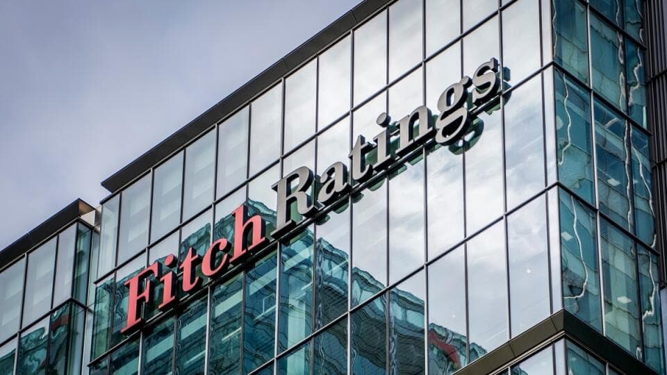 A Fitch Ratings szerint Oroszország államadósság-törlesztési csődesemény küszöbén áll, visszavonták adósbesorolási osztályzatait