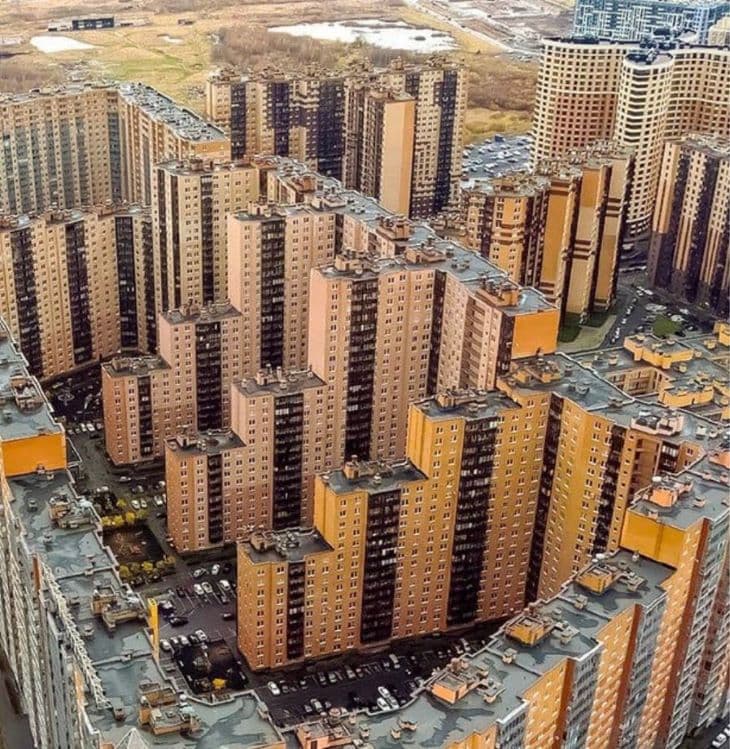 Húszezer ember lakik az óriási lakótömbben - vannak olyan lakók, akik hónapokon keresztül sehová sem mennek onnan (FOTÓK)