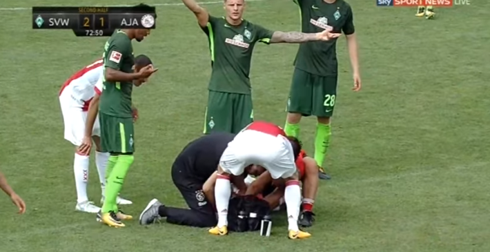 Összeesett az Ajax játékosa a pályán, újra kellett éleszteni (videó)