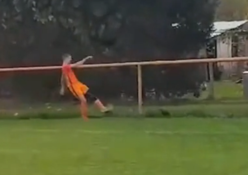 KEGYETLEN: Agyonrúgott egy tyúkot meccs közben a focista (videó) 18+