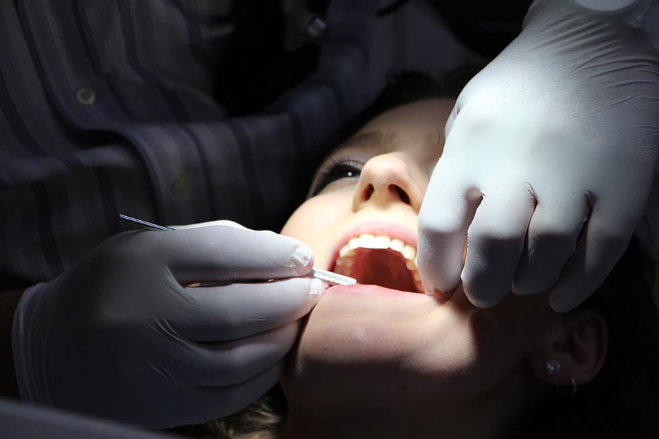 Magasabb hozzájárulást kérnek a fogorvosok a VŠZP-től – ha nem kapják meg, a páciensek fázhatnak rá