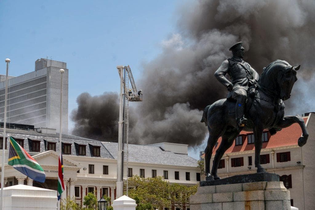 Teljesen a lángok martalékává vált a dél-afrikai parlament ülésterme Fokvárosban