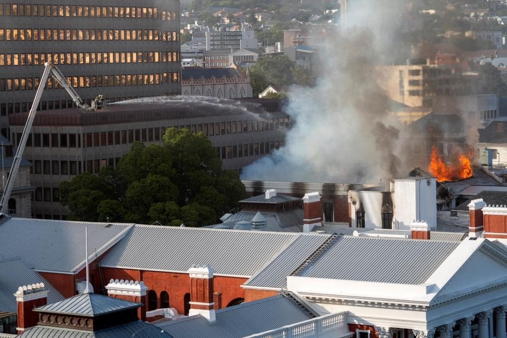Kigyulladt a dél-afrikai parlament épülete Fokvárosban