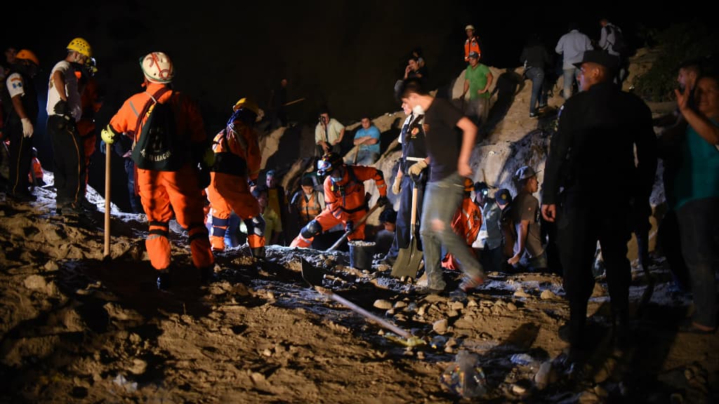Bányászokat temetett maga alá egy földcsuszamlás, legalább 50 ember meghalt