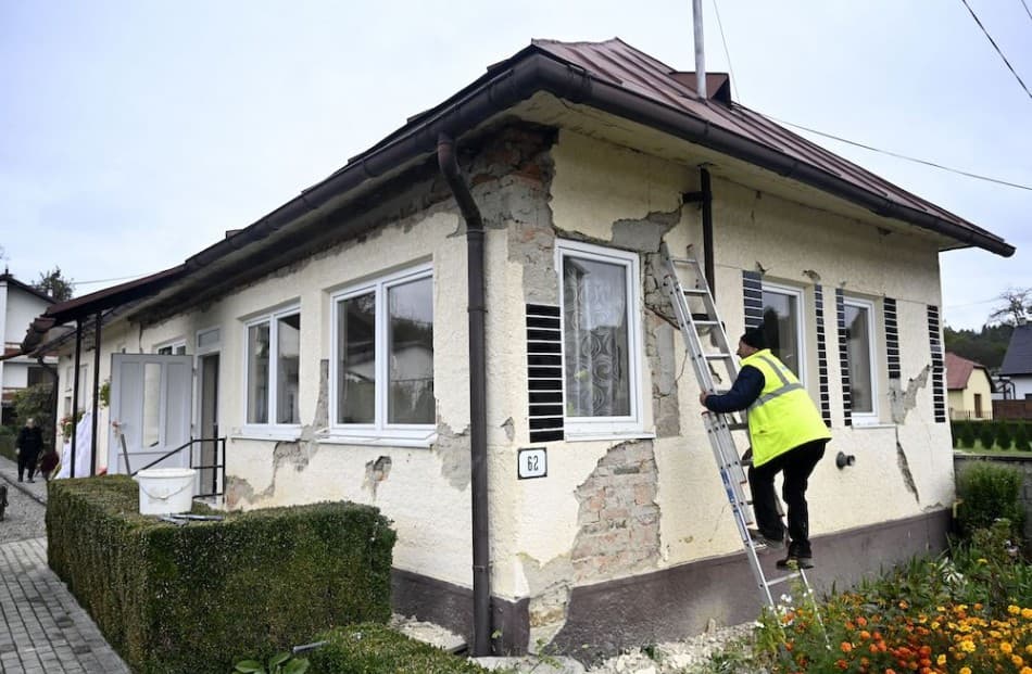Munkanélküliek segédkeznek a földrengés sújtotta kelet-szlovákiai falukban