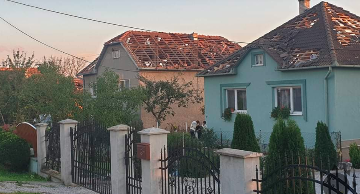 Forgószél söpört végig a főként magyarok lakta községen, épületek, villanyvezetékek rongálódtak meg