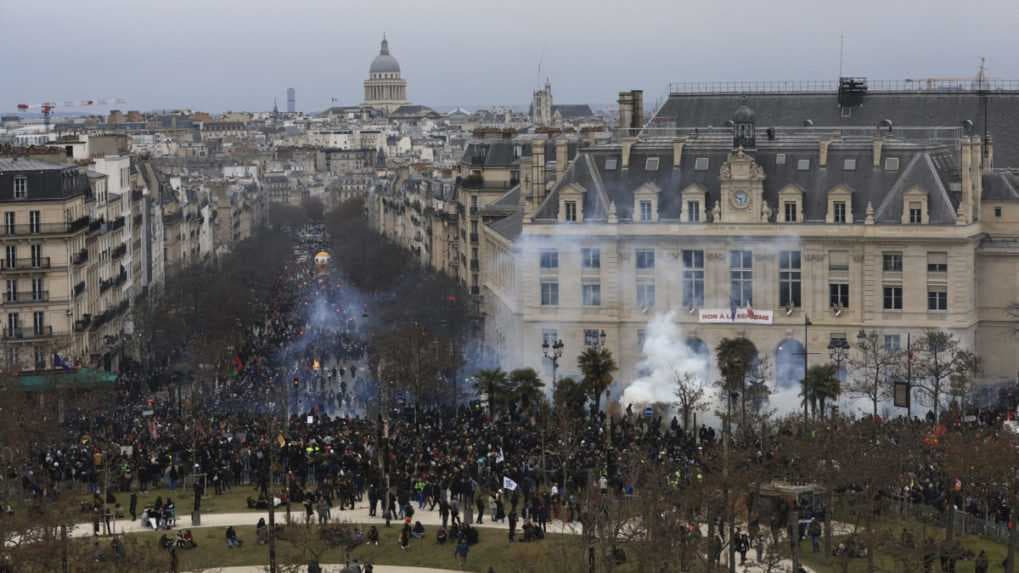 Incidensekkel teli spontán tiltakozások törtek ki a kormány elleni bizalmatlansági indítványok elbukása után Franciaországban