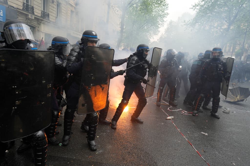 Sok rendőr megsérült, százakat őrizetbe vettek a nyugdíjreform elleni tiltakozásokon Franciaországban