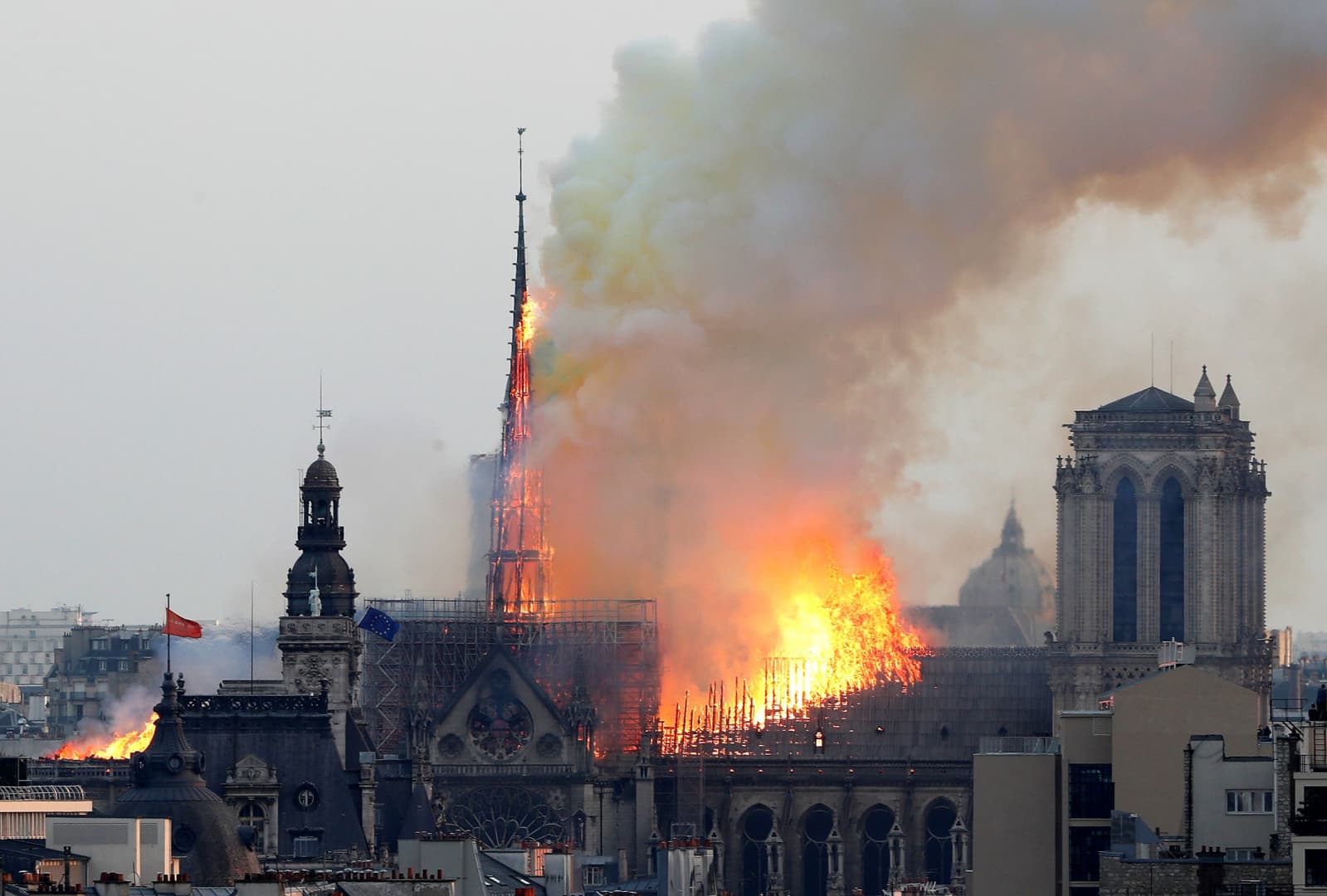 Tűz ütött ki a párizsi Notre Dame székesegyházban, leomlott a központi tornya! (videó)