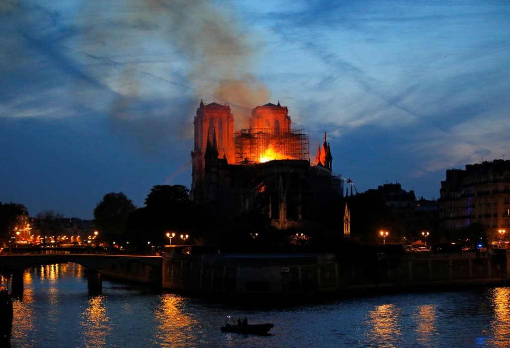 Jean-Michel Jarre a Notre-Dame-ban ad virtuális újévi koncertet