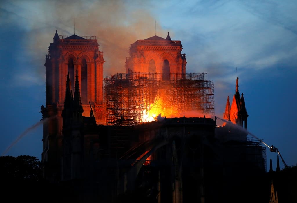 Notre Dame - A tűzoltók szerint sikerült megmenteni az épület szerkezetét a teljes pusztulástól