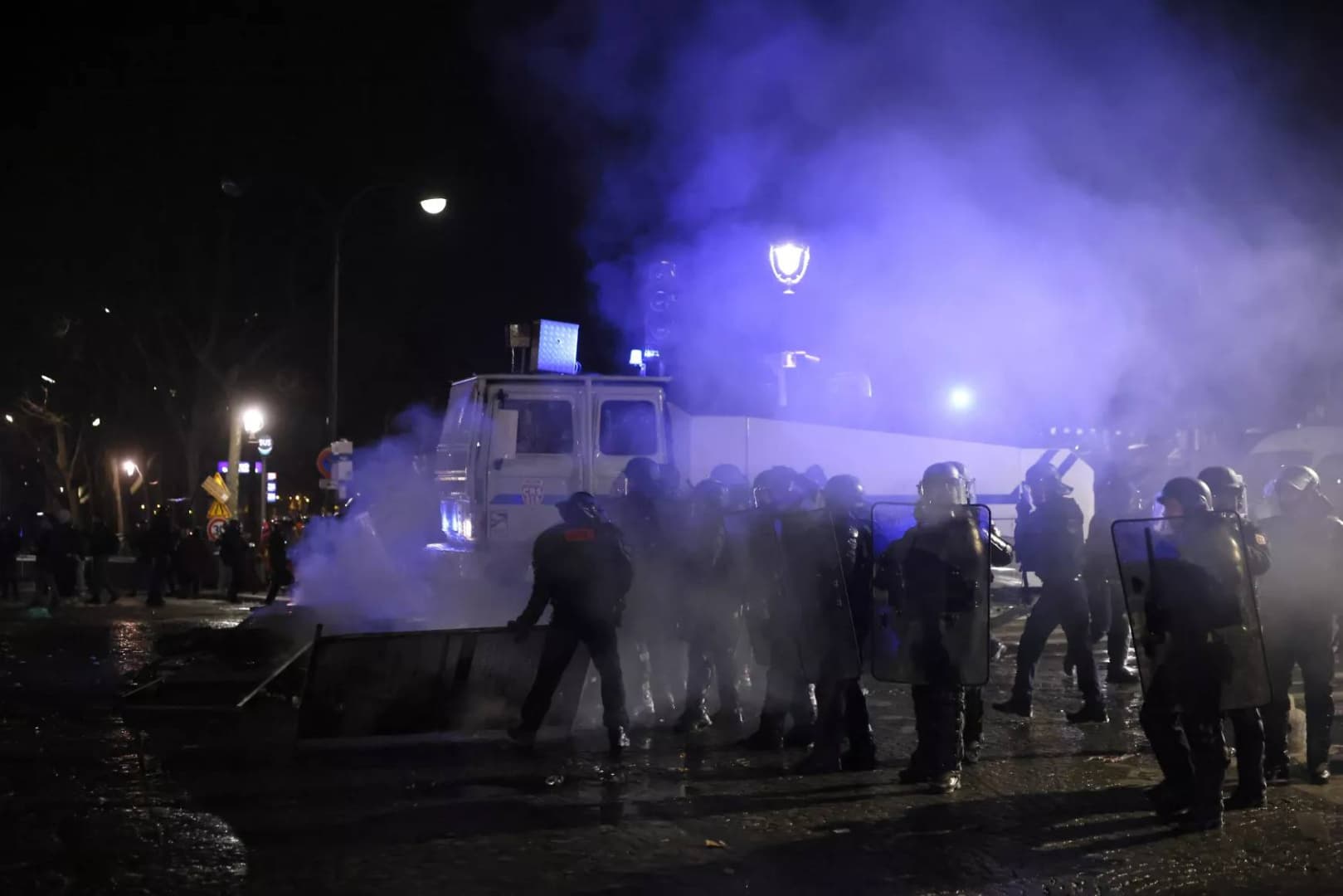 A francia rendőrség könnygázt és vízágyút vetett be a palesztinbarát tüntetők ellen Párizsban