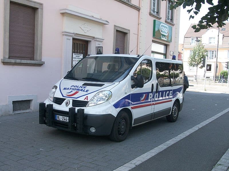 Késsel támadt egy rendőrnőre egy férfi egy franciaországi rendőrőrsön