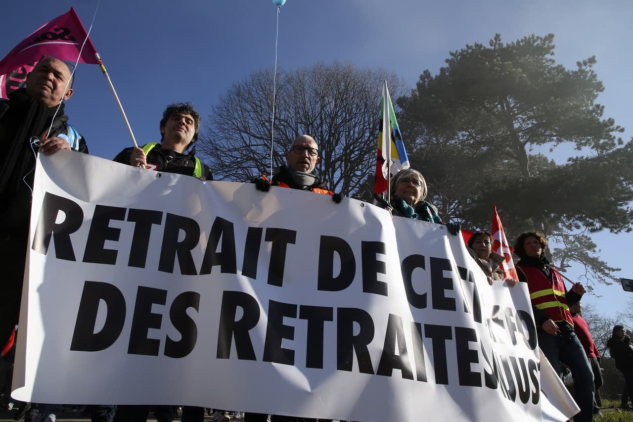 Megemelnék Franciaországban a nyugdíjkorhatárt, százezrek vonultak utcára