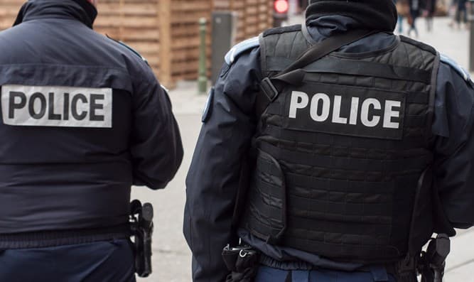 Három rendőrt lőtt le egy férfi Franciaországban