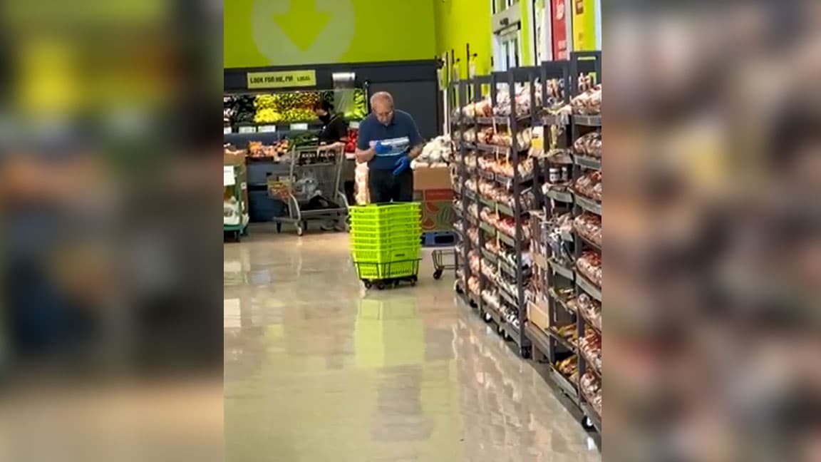 Sokkot kapott a vevő, mikor meglátta, mivel törölgeti a bevásárlókosarat a bolt alkalmazottja – VIDEÓ