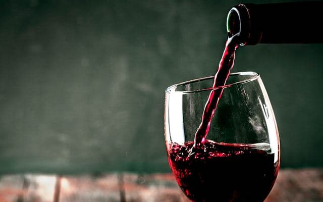 Új rekord született a világ egyik legpatinásabb jótékonysági borárverésen - többszázezer euróért kelt egy hordó bor