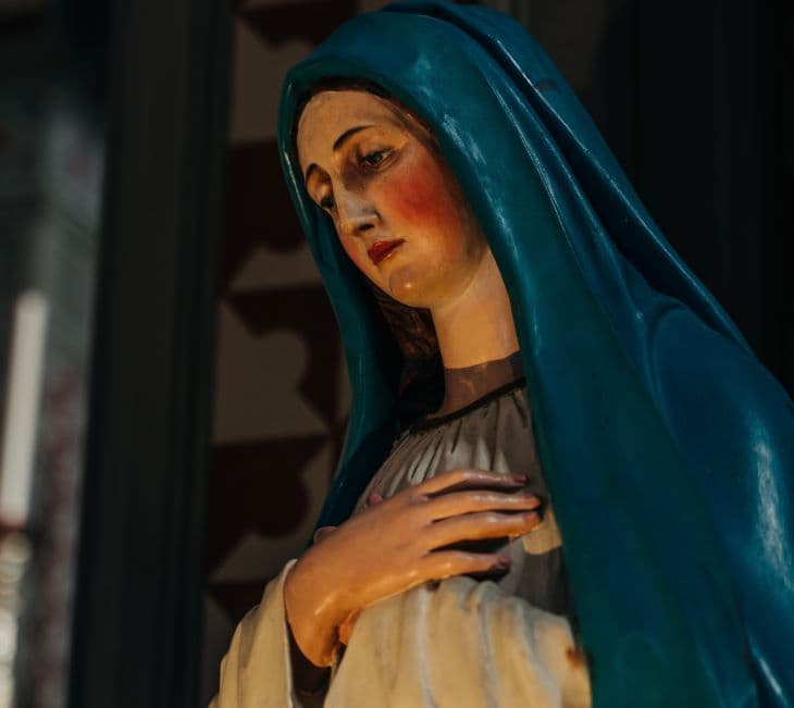 Könnyezett a Szűz Mária szobor a templomban - az emberek csodáról beszélnek (FOTÓ+VIDEÓ)