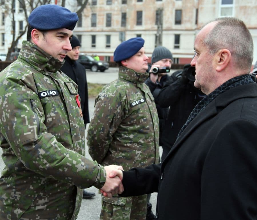 A védelmi miniszter kitüntette a katonákat, akik részt vettek a mentésben Eperjesen