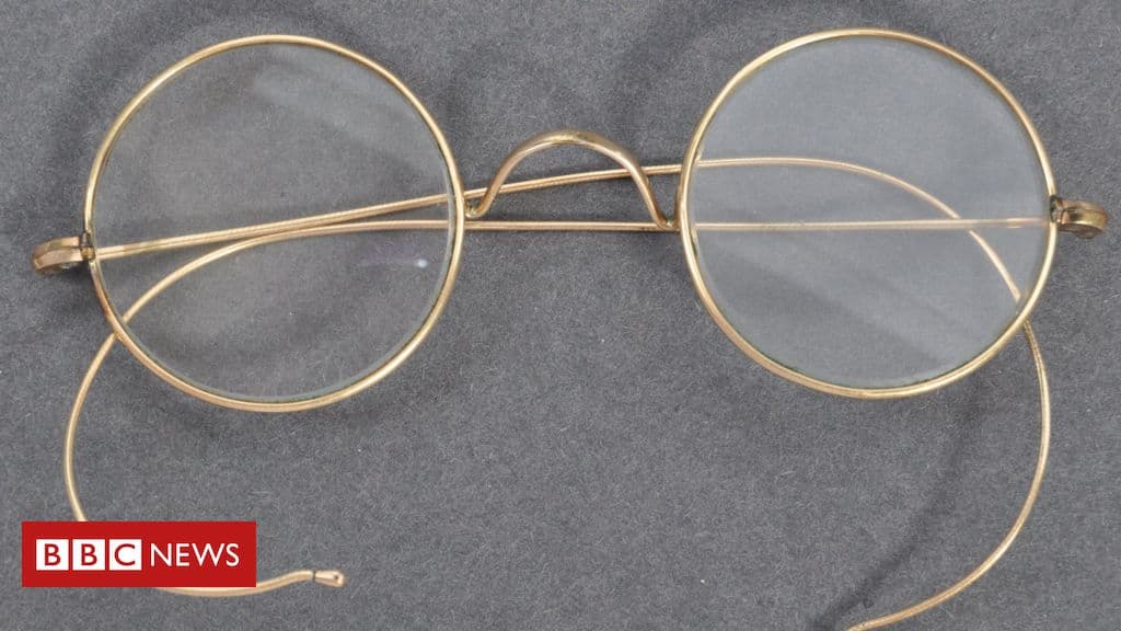 Mintegy 290 ezer eurót fizettek egy árverésen a Mahátma Gandhinak tulajdonított szemüvegért