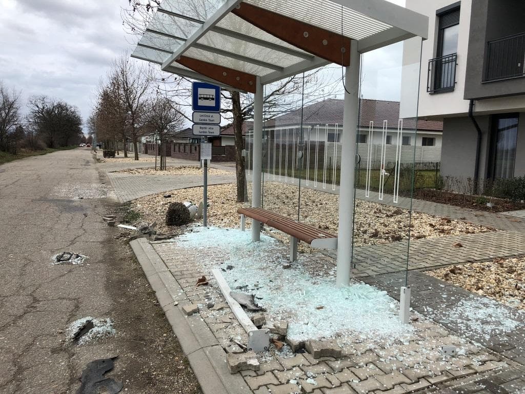 BALESET: Ittas nő hajtott bele egy buszmegállóba Dunaszerdahelyen