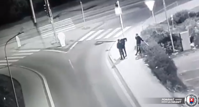 DURVA: Kirohant egy személyautó elé a részeg fiatal – videón a gázolás pillanata (18+)