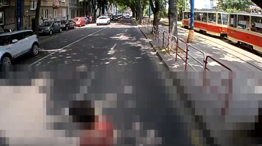 Kilépett a busz takarásából, halálra gázoltak egy nőt Pozsonyban (videó) 18+