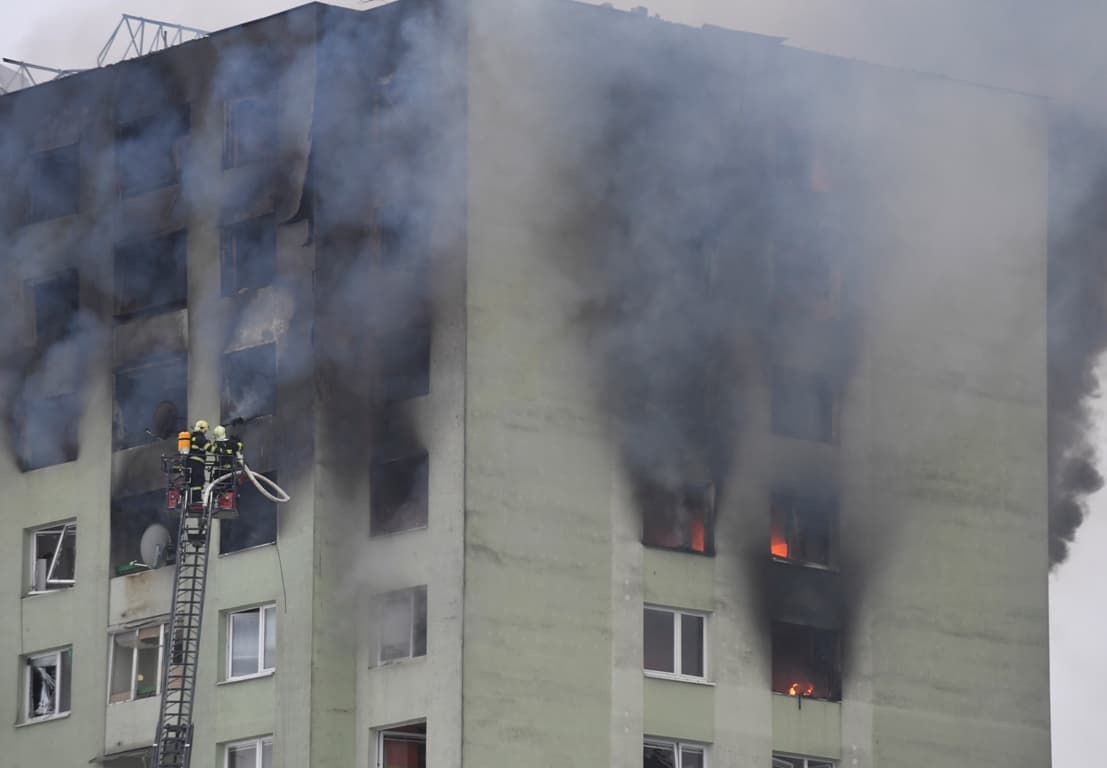 Erős gázszagot éreztek a tömbház lakói a robbanás előtt, munkálatok zajlottak az épület mellett