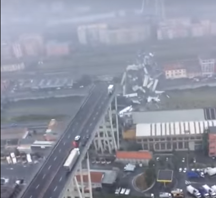 KATASZTRÓFA: Helikopterről így néz ki a leszakadt sztrádahíd helyszíne (VIDEÓ)