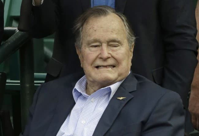 Kórházba vitték idősebb George Busht