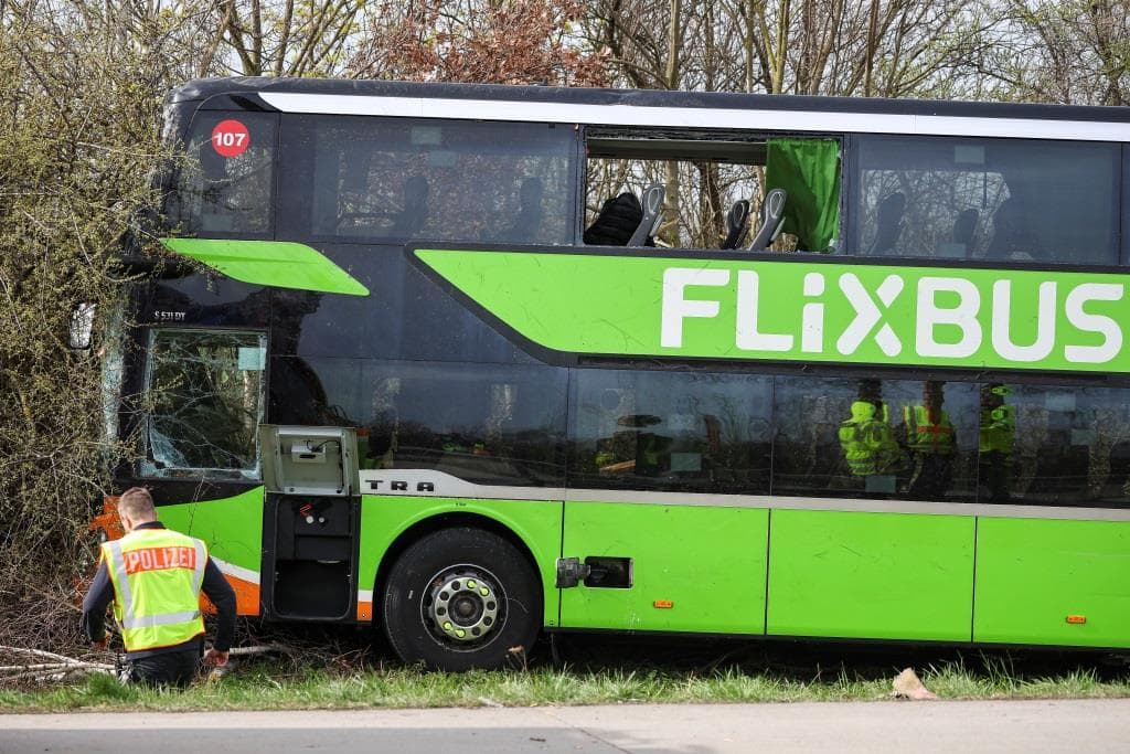 Németországban újabb távolsági busz karambolozott, 20 ember megsérült