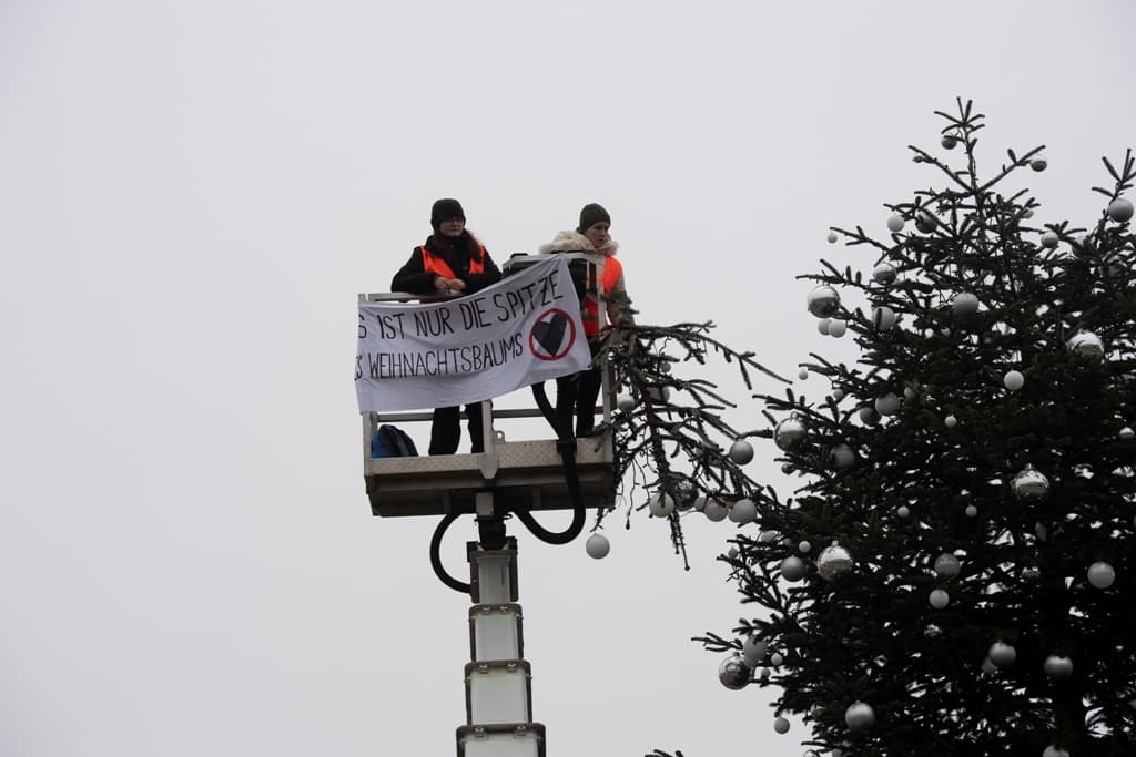 Klímaaktivisták megcsonkították Berlin karácsonyfáját