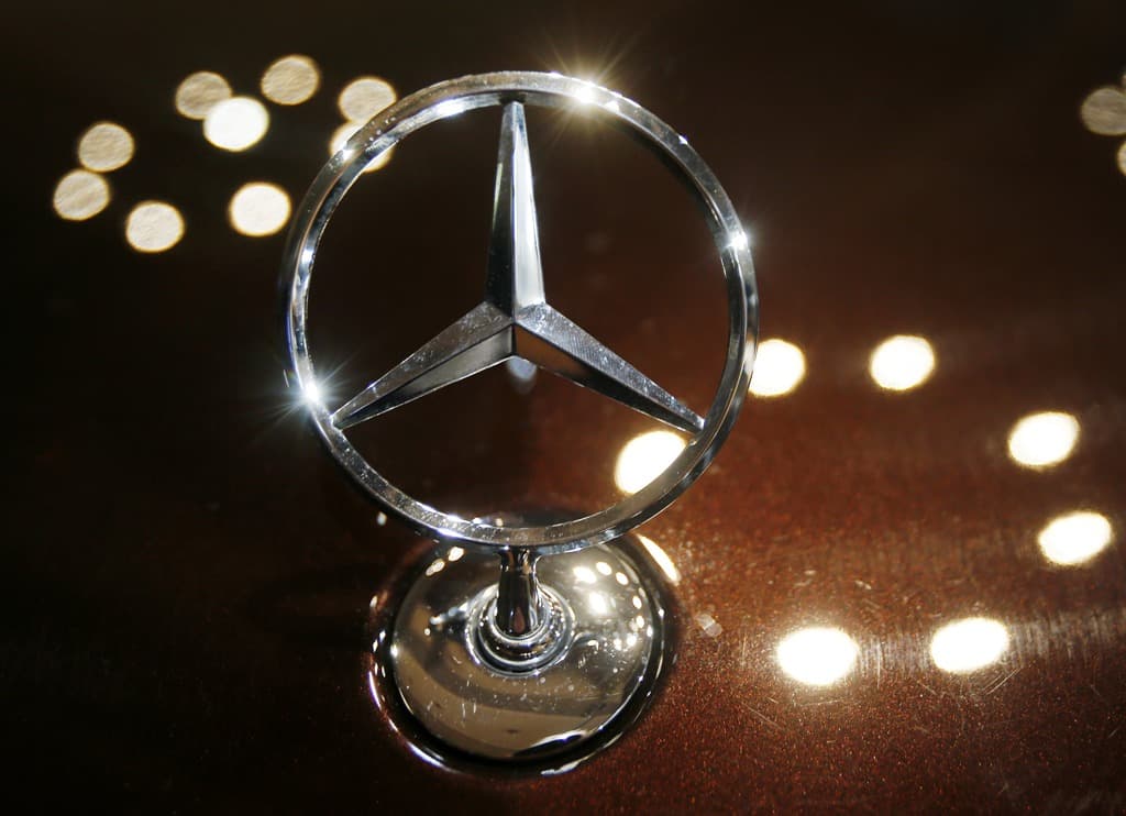 Több mint hárommillió Mercedest hívnak vissza