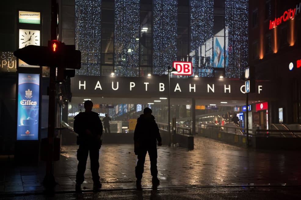 Halálra késeltek egy férfit a München melletti vonatállomáson