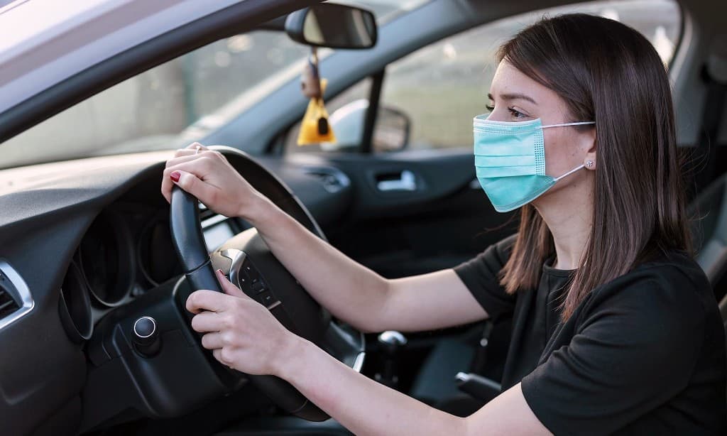 Ha kilépsz az utcára, kötelező a védőmaszk viselése – de vajon az autóban is?