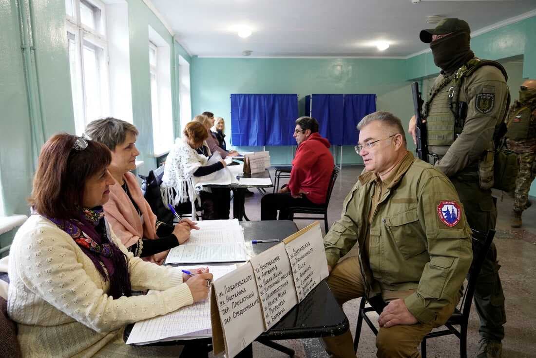 Az emberek elsöprő többsége az Oroszországhoz való csatlakozás mellett "döntött", az oroszok által megszállt ukrán területeken