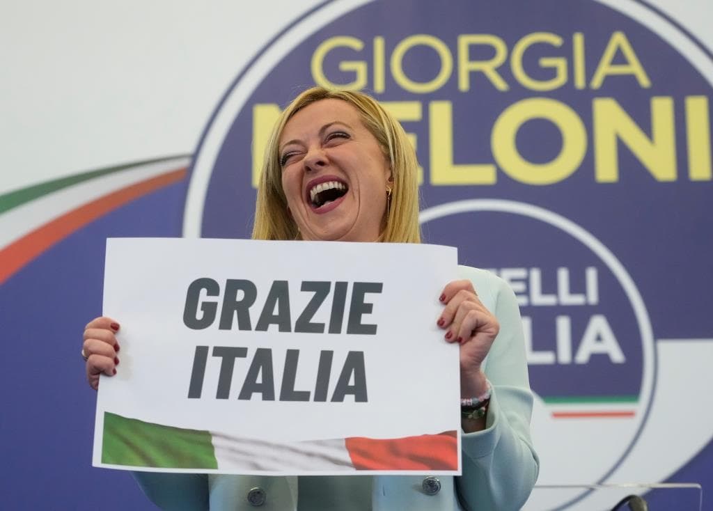 A szélsőjobbos, posztfasiszta Giorgia Meloni vezette jobbközép koalíció magasan nyeri a választásokat Olaszországban