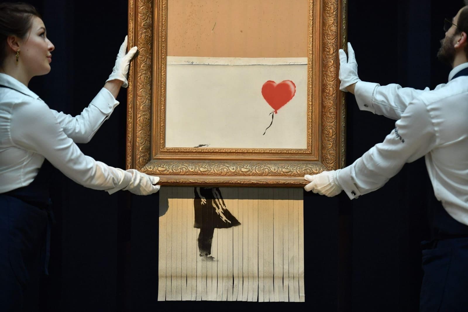 Közel 20-szor annyit ért Banksy festménye félig összemetélve, mint egyben