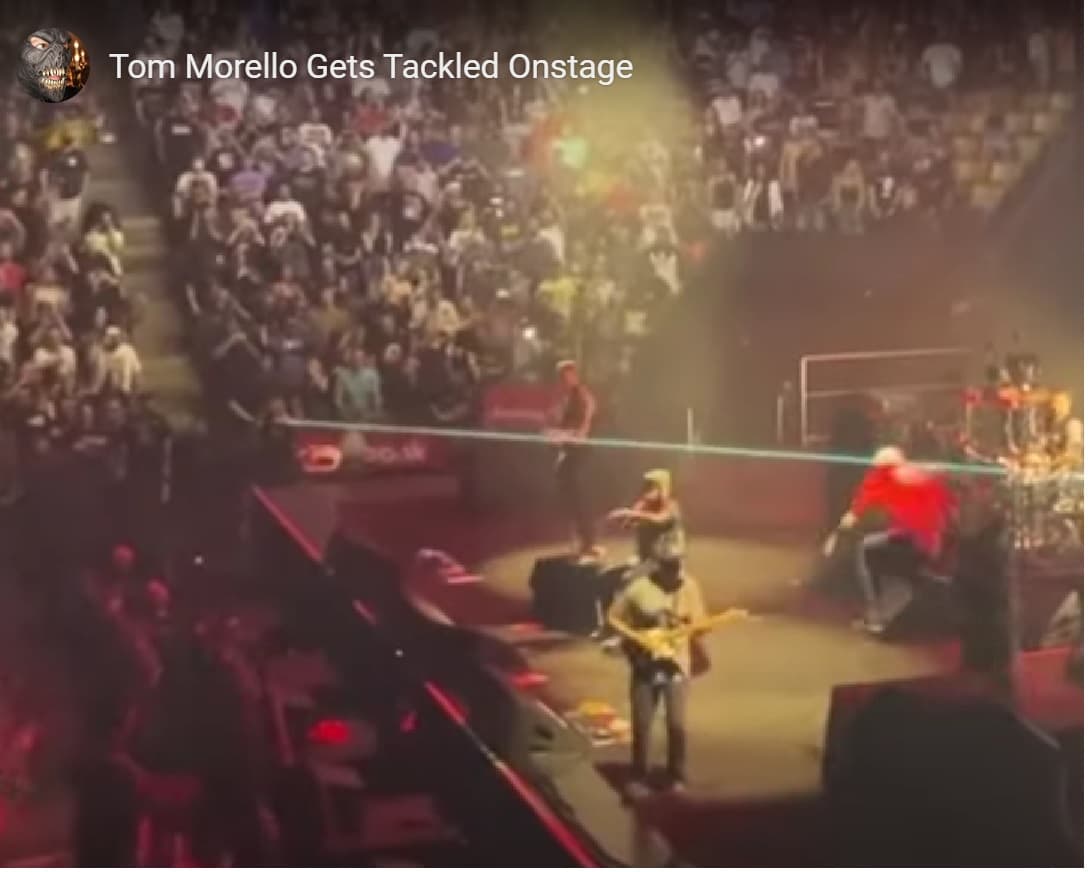 Itt egy videó, amin a biztonsági őr a gitárost teríti le a színpadra felrohanó rajongó helyett