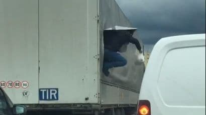 Felvágták a ponyvát, majd három fickó ugrott le a kamion pótkocsijáról (videó)