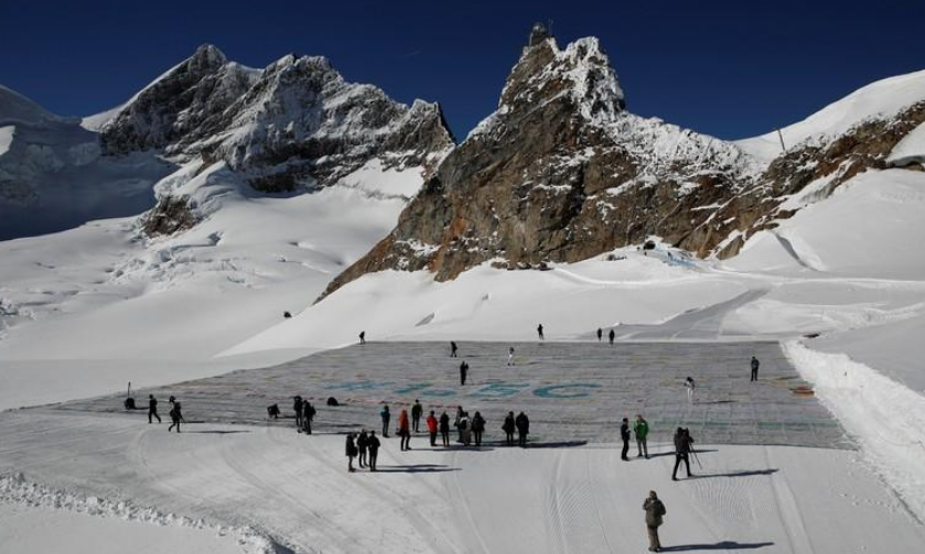 A világ legnagyobb képeslapját rakták ki egy svájci gleccseren