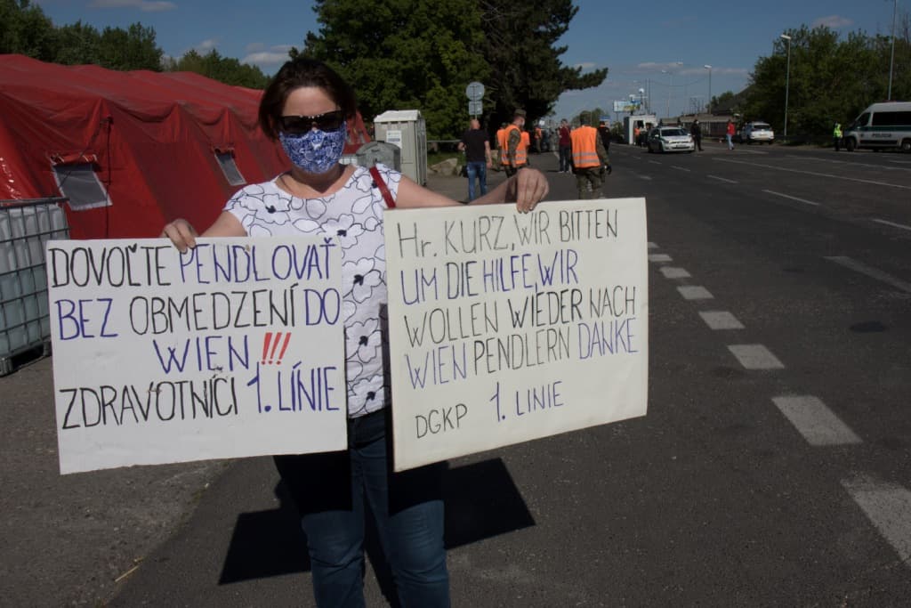 Elfogyott a szlovákiai gondozók türelme, a bergi határátkelőnél tüntettek
