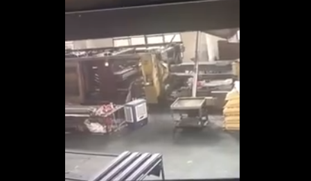 DURVA: Összepréselte a gyári munkást a gépezet (videó) 18+