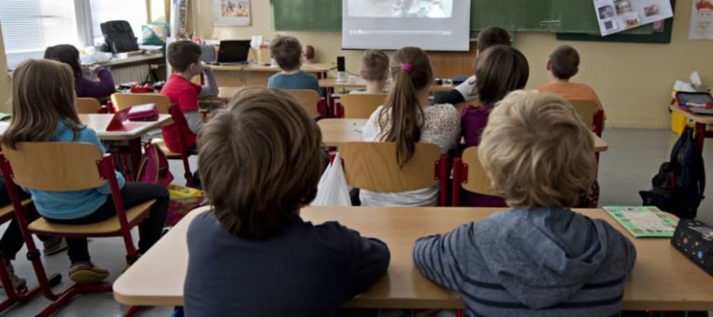 Az általános iskolákban legalább 20, a középiskolákban 18 fokig lehet majd csak fűteni - jelentette be a magyar kormány