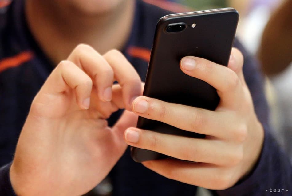 Teljesen betilthatják a mobiltelefonok használatát az alapiskolák alsó tagozatain